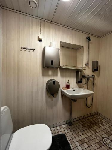 Hotelli Olla في Somero: حمام مع حوض ومرحاض ومرآة