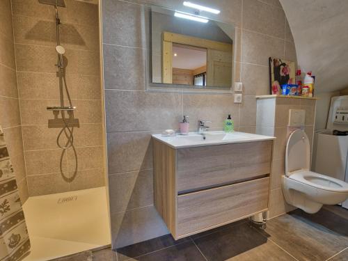 une salle de bain avec un lavabo, une douche et des toilettes dans l'établissement Charmant appart. au pied des pistes, proche centre, avec terrasse, casier à skis et parking - FR-1-505-106, à Crest-Voland