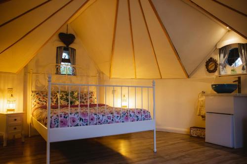 カスルバーにあるMayo Glampingのテント内のベッド1台が備わるベッドルーム1室