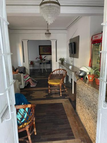 sala de estar con sofá y comedor en Pousada Palace Hotel, en Caruaru