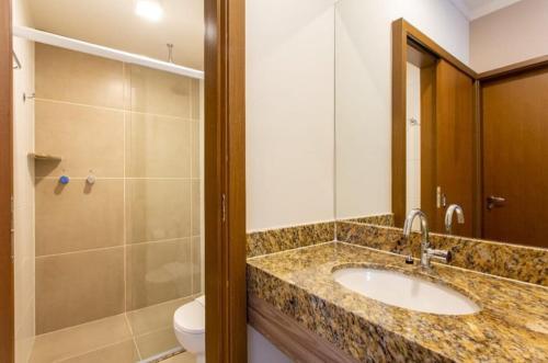 Resort Ondas Praia في بورتو سيغورو: حمام مع حوض ومرحاض ودش