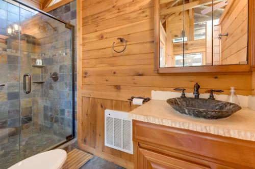 uma casa de banho com um lavatório e um chuveiro em Home with Indoor Spa 8 Mi to Smoky Mtn Natl Park! em Waynesville