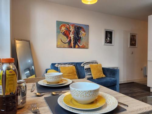 una mesa de comedor con dos tazones encima en Stylish One Bedroom City Centre Apartment with Free Parking, en Birmingham