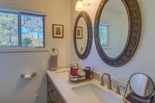 ein Bad mit einem Waschbecken und 2 Spiegeln in der Unterkunft Cozy Prescott Retreat with Thumb Butte Nature Views! in Prescott