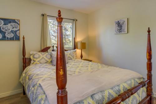 Schlafzimmer mit einem Bett und einem Fenster in der Unterkunft Cozy Prescott Retreat with Thumb Butte Nature Views! in Prescott