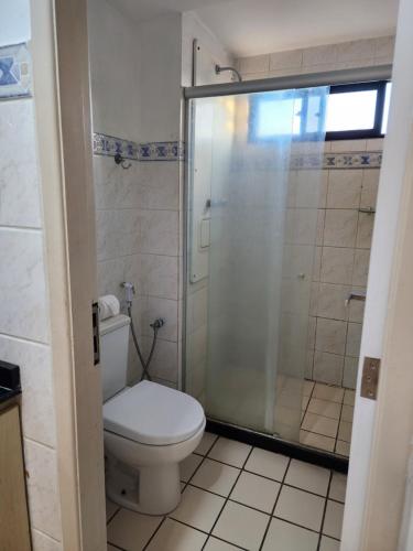 uma casa de banho com um WC e um chuveiro em Flat em Boa Viagem - perto da praia no Recife