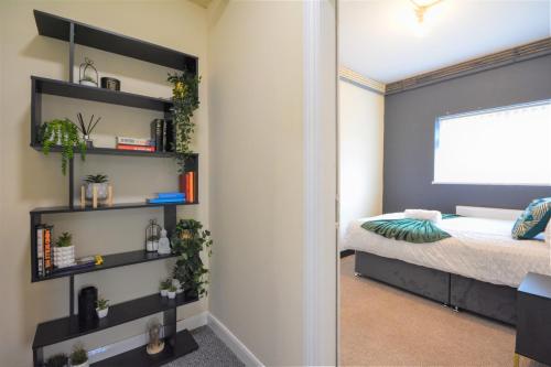 ein Schlafzimmer mit einem Bett und einer Wand mit Regalen in der Unterkunft The Good night rooms liverpool 