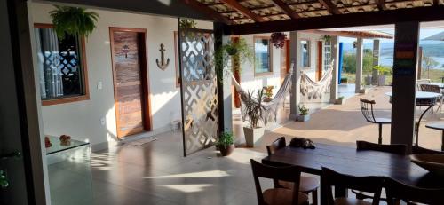 Casa Guape في غوابيه: غرفة طعام مع طاولة وكراسي على الفناء