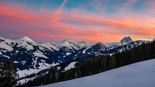 キルヒベルク・イン・チロルにあるAlmapartment Skiwiege - Ski-in - Ski-out ONLYの雪山連峰