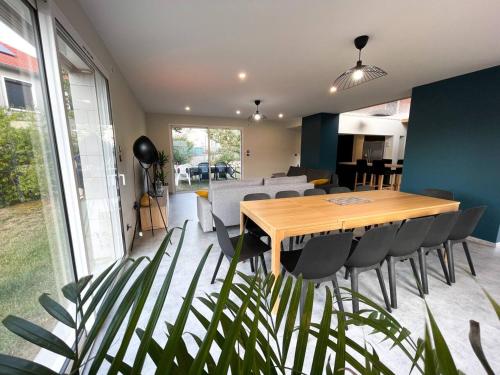 une salle à manger avec une table et des chaises en bois dans l'établissement La Maison de Juliette, au Puy-en-Velay