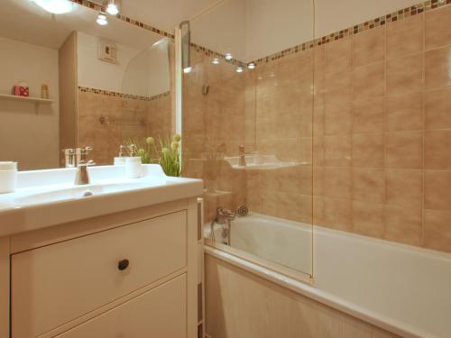 une salle de bain avec une douche, un lavabo et une baignoire dans l'établissement Appartement rénové à Morillon avec terrasse, proche du lac et arrêt navette - FR-1-642-36, à Morillon