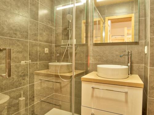 une salle de bain avec une douche en verre et un lavabo dans l'établissement Studio rénové, proche pistes, parking, confort - FR-1-505-157, à Notre-Dame-de-Bellecombe