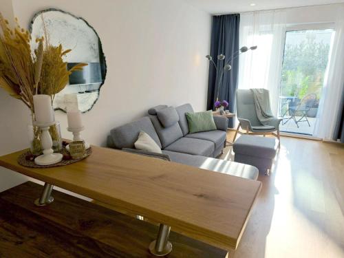 ein Wohnzimmer mit einem Sofa und einem Tisch in der Unterkunft Ferienwohnung Schwan in Bad Reichenhall