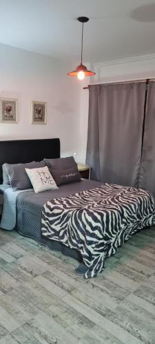 a zebra print bed in a bedroom with at Microcentro Monoambiente Vista in Buenos Aires