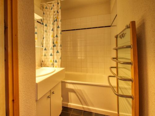une salle de bain avec une baignoire et un lavabo dans l'établissement Appartement cosy 1 chambre, balcon au sud, casier à skis - FR-1-642-64, à Morillon
