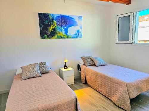 ein Schlafzimmer mit 2 Betten und einem Wandgemälde in der Unterkunft Canarian House Casa Esther in Icod de los Vinos in Icod de los Vinos