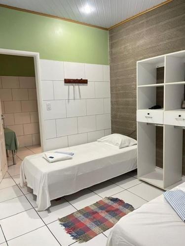 1 dormitorio con cama y canasta de baloncesto en Hotel Sorriso en Belém