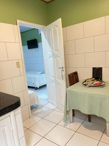 um quarto com uma mesa com um prato de comida em Hotel Sorriso em Belém