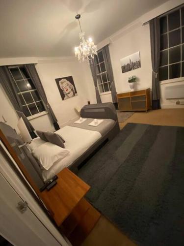 Ένα ή περισσότερα κρεβάτια σε δωμάτιο στο Russell Square Apartment