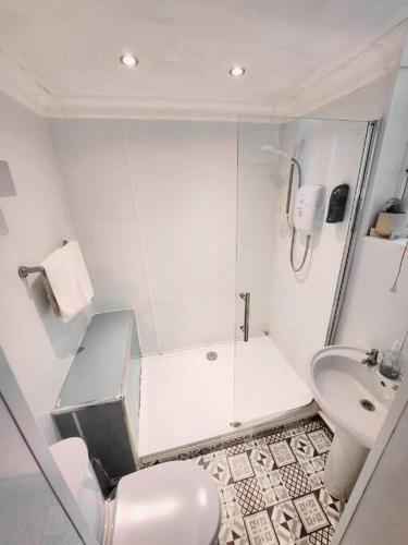 Ένα μπάνιο στο Russell Square Apartment