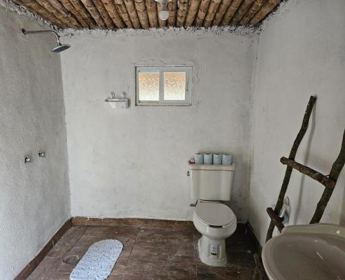 baño con aseo y lavabo y ventana en Cabañas, Jardín De Las Palmas, Rancho Agroturístico, Tamuín S.L.P., 