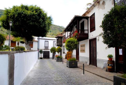 a cobblestone street in a town with buildings at Canarian House Casa Esther in Icod de los Vinos in Icod de los Vinos