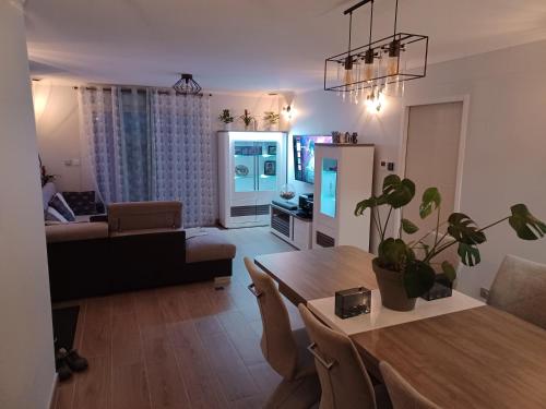 sala de estar con mesa y comedor en Chambre privée/Climatisée+TV /Pétit dejeuner inclu/Tout confort, en Nevers