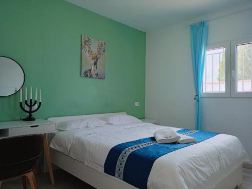 - une chambre avec un lit et une table avec un miroir dans l'établissement Large yard, large lawn, independent villa, à Llíria