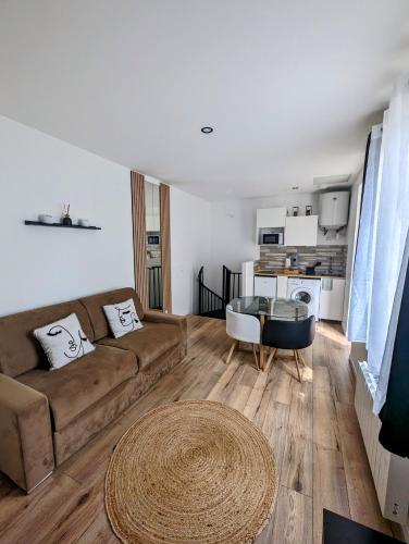 un salon avec un canapé et une table dans l'établissement *J'y suis j'y reste* - proche de Paris, à Villejuif