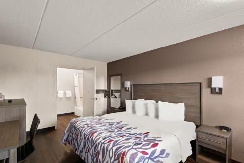 Postel nebo postele na pokoji v ubytování Red Roof Inn Binghamton - Johnson City