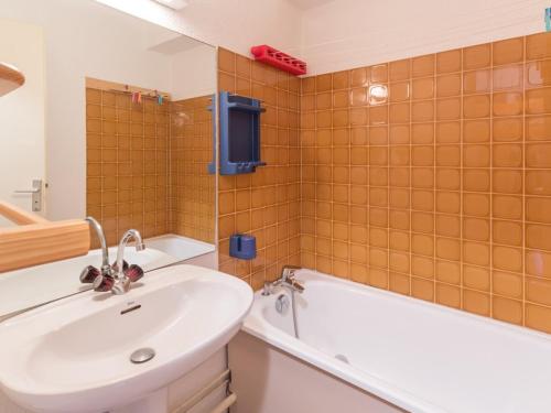 Ένα μπάνιο στο Appartement lumineux 2 pièces, proche des pistes, WIFI gratuit - FR-1-275-135