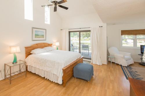維吉尼亞海灘的住宿－Beaches and Dreams - North End VB，一间卧室设有一张大床和一个窗户。