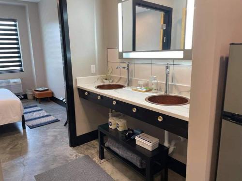 uma casa de banho com 2 lavatórios e um espelho grande em Boxcar One Family Staycation Suite em Pacific