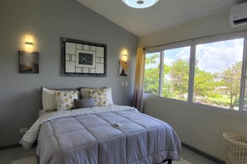 喀巴里特的住宿－Beautiful Beachfront Penthouse 2 Bdrm 2 Bath Condo，一间卧室设有一张床和一个大窗户