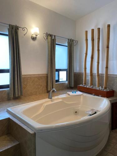 a large white bath tub in a bathroom at Hotel El Relicario in Dolores Hidalgo