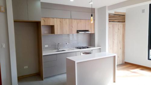 Il comprend une cuisine équipée d'un évier et d'une cuisinière. dans l'établissement Apartamento Luz de Luna1, à La Paz