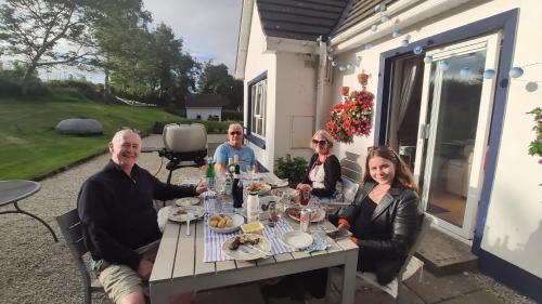 Nápoje v ubytování Rathmullan Cottages No.3 - free wifi, pet friendly