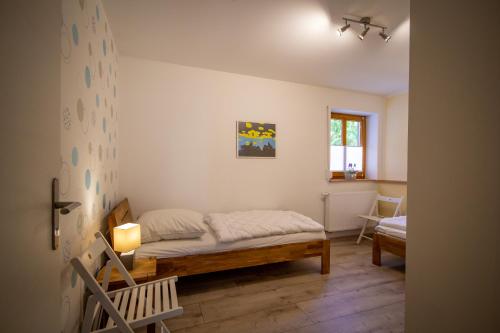 1 dormitorio con 1 cama en la esquina de una habitación en Kalles Ferienhaus, en Veckenstedt