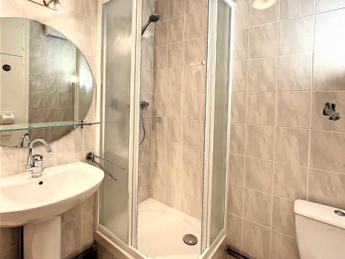une salle de bain avec douche et lavabo dans l'établissement Studio lumineux avec balcon - Pied des pistes, piscine, parking et commerces à proximité - FR-1-267-218, au Corbier