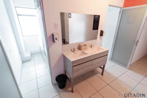 a bathroom with a sink and a mirror at Hotel Citadin Zona 4 in Guatemala
