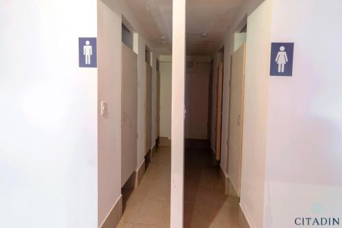 two views of a hallway in a hospital with at Hotel Citadin Zona 4 in Guatemala