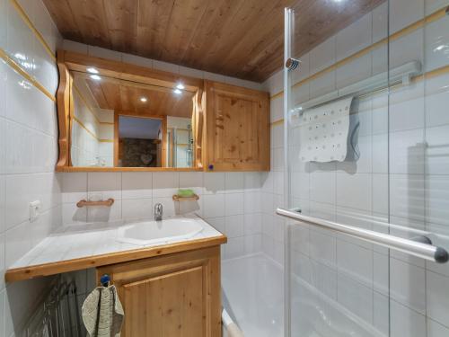 une salle de bain avec un lavabo et une douche dans l'établissement Charmant 2 pièces avec piscine, spa et accès direct pistes à Méribel Village - FR-1-566-60, à Les Allues
