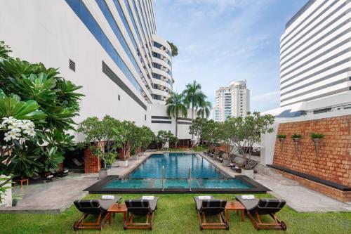 una piscina en medio de un edificio en JW Marriott Hotel Bangkok en Bangkok