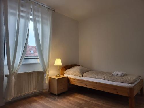 เตียงในห้องที่ Privatzimmer an der Uniklinik Mainz. Sehr zentral