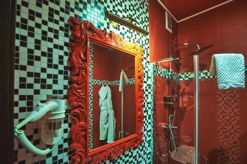 y baño con espejo, lavabo y ducha. en Готель Ангел на Великій Кільцевій, en Kiev