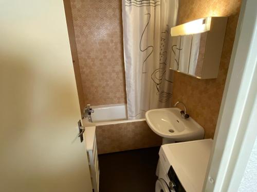 Ett badrum på Appartement Autrans-Méaudre en Vercors-Autrans, 2 pièces, 6 personnes - FR-1-737-48