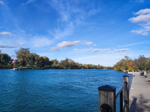 Afbeelding uit fotogalerij van Four trees house in Niagara Falls