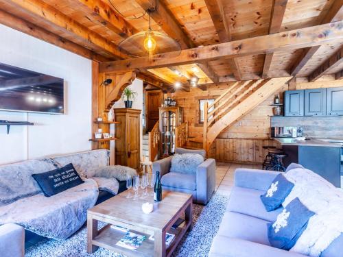 un salon avec des canapés et une table dans l'établissement Chalet de charme 4 ch, garage & cheminée - Morzine - FR-1-754-16, à Morzine