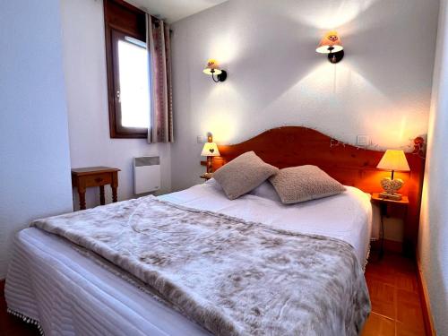 a bedroom with a bed with two pillows on it at Appartement Flumet, 3 pièces, 6 personnes - FR-1-505-189 in Flumet