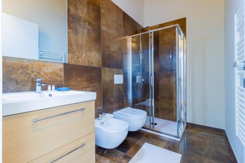een badkamer met een douche, een toilet en een wastafel bij Corte Barattina - Antica Dimora Tra Campagna e Città in Trebbo Di Reno